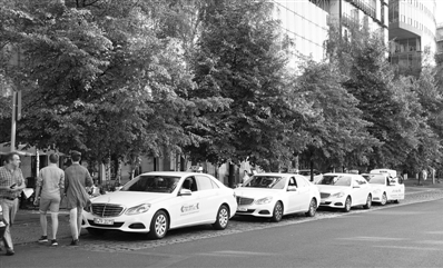 图为停靠在柏林索尼中心的待客出租车。
